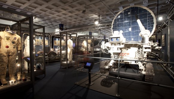 Een maanauto, te zien in de tentoonstelling NASA in Utrecht