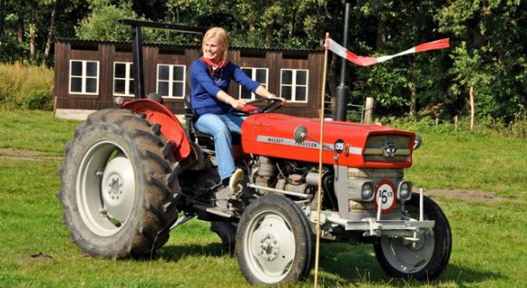 Zelf tractor rijden op de boerderij van Bij Aaltje aan de Linie